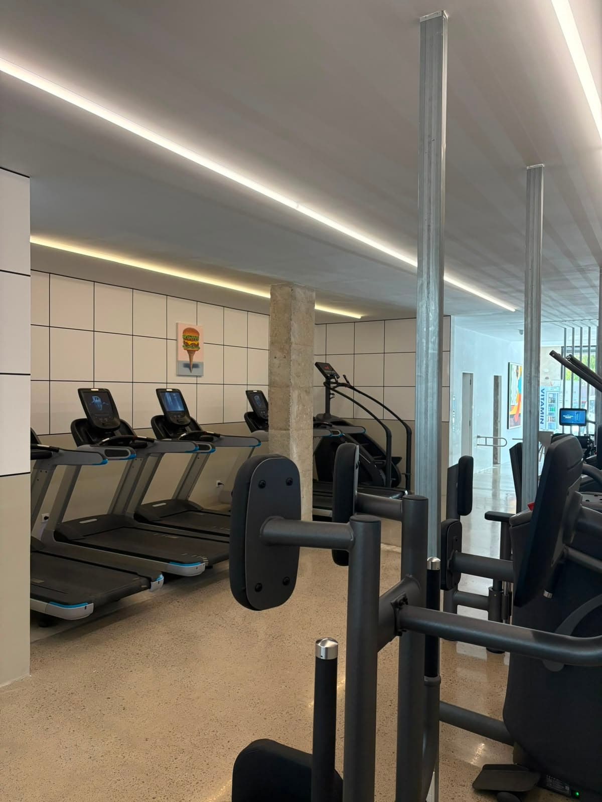 Zona de cardio con cintas de correr en Premier Gym S'Escorxador, Palma