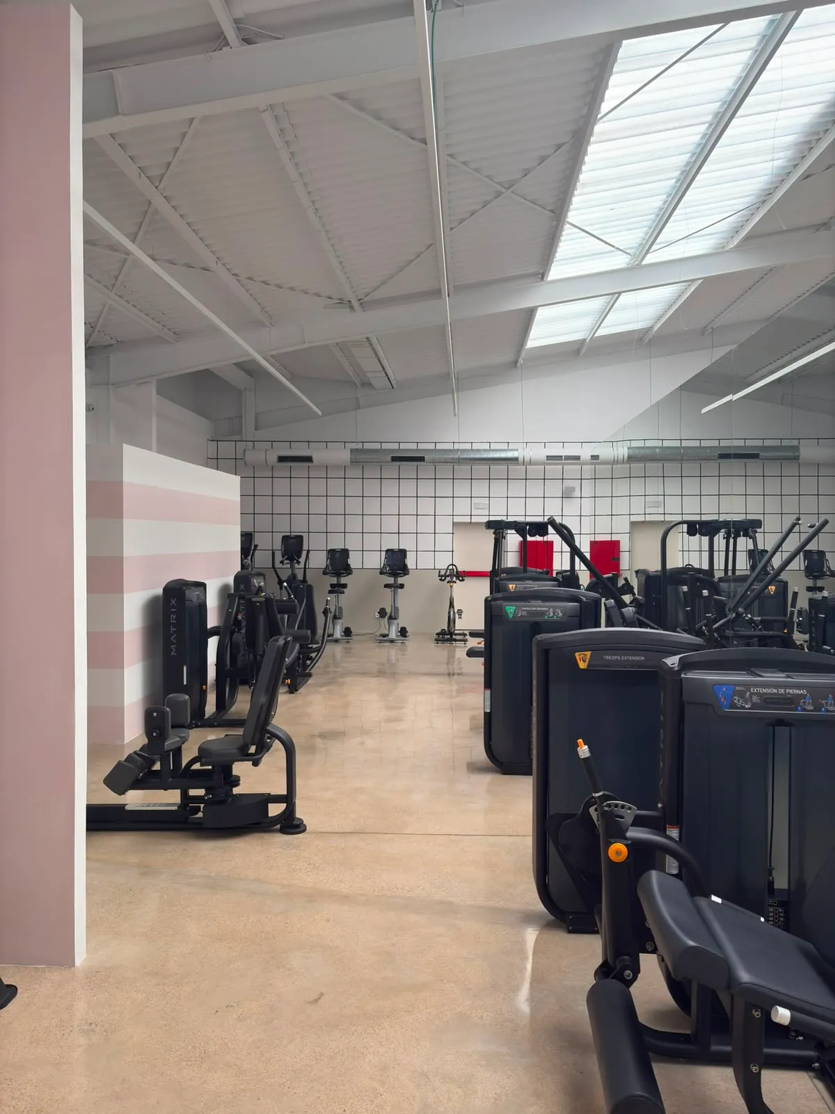 Máquinas selectorizadas Matrix para tonificación en Premier Gym S'Escorxador