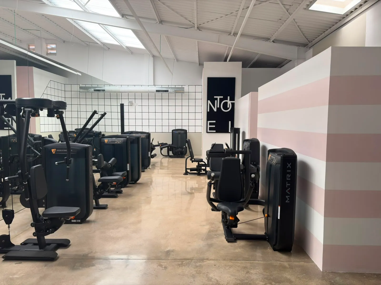 Máquinas selectorizadas en la sala de musculación de Premier Gym S'Escorxador