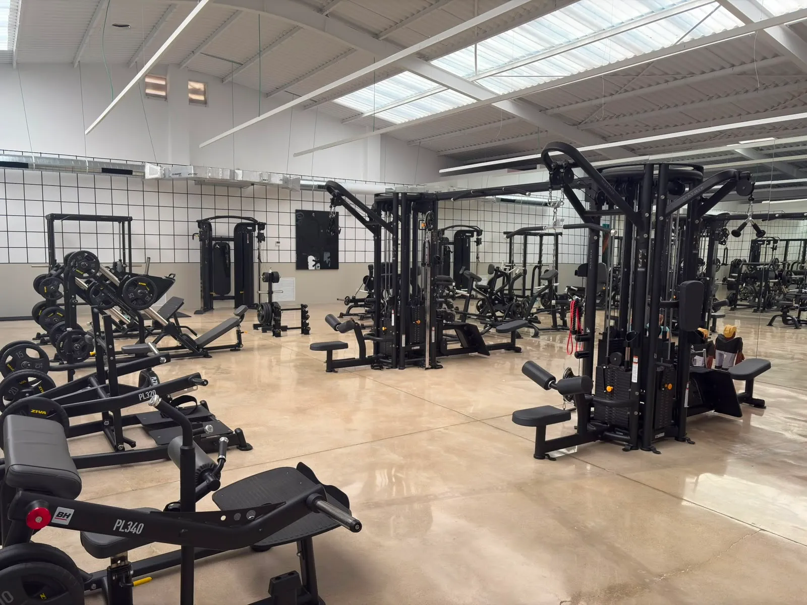 Sala de máquinas y peso libre en Premier Gym S'Escorxador, Palma de Mallorca