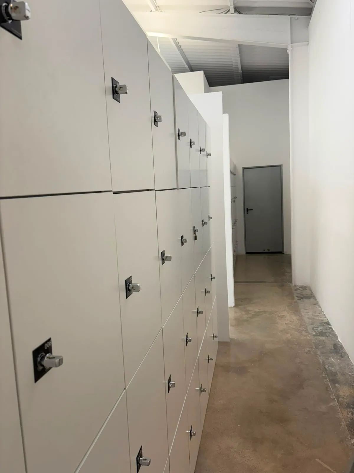 Acceso a la zona de taquillas de Premier Gym S'Escorxador