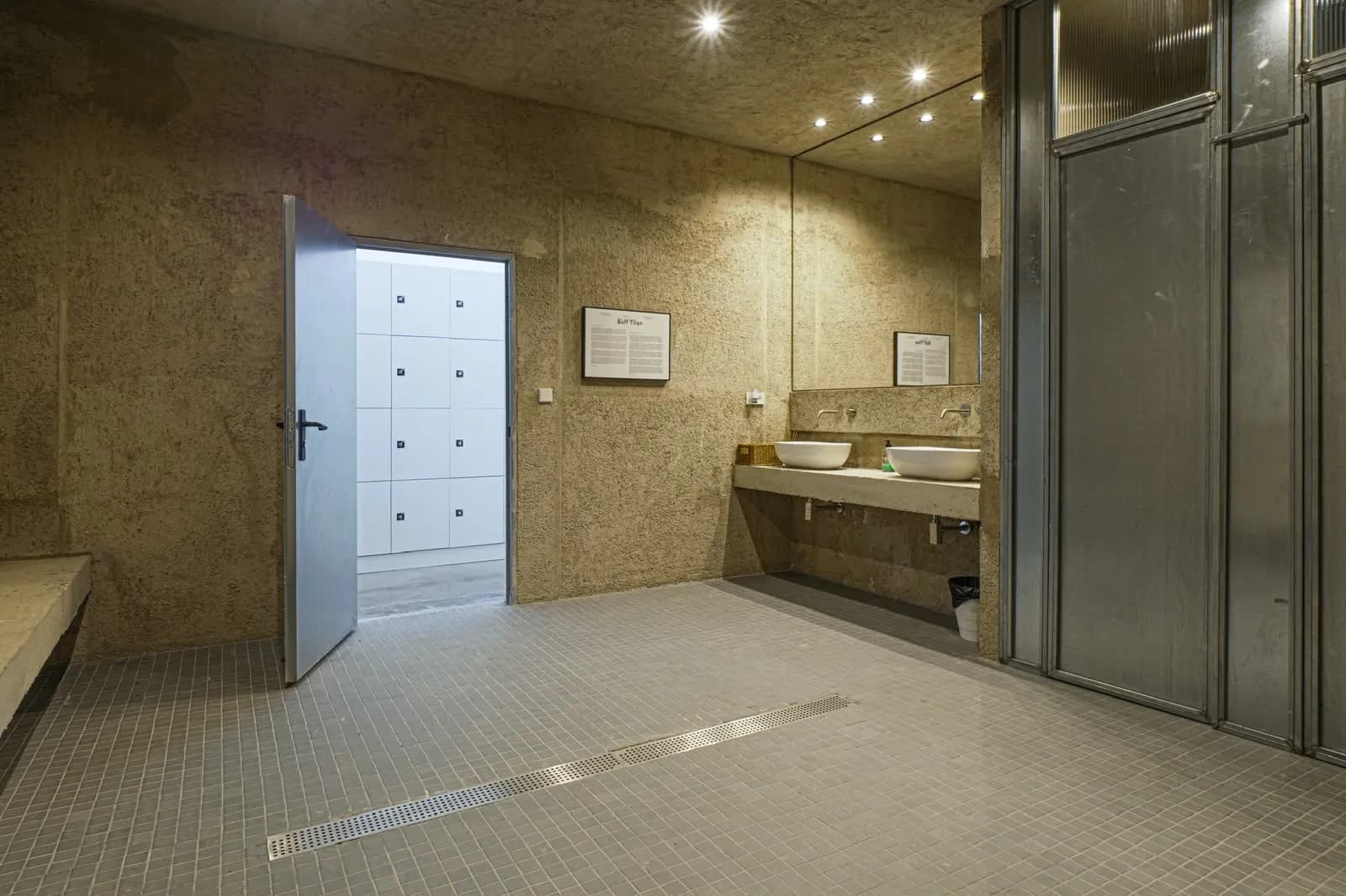 Vestuarios modernos de Premier Gym S'Escorxador, Palma de Mallorca