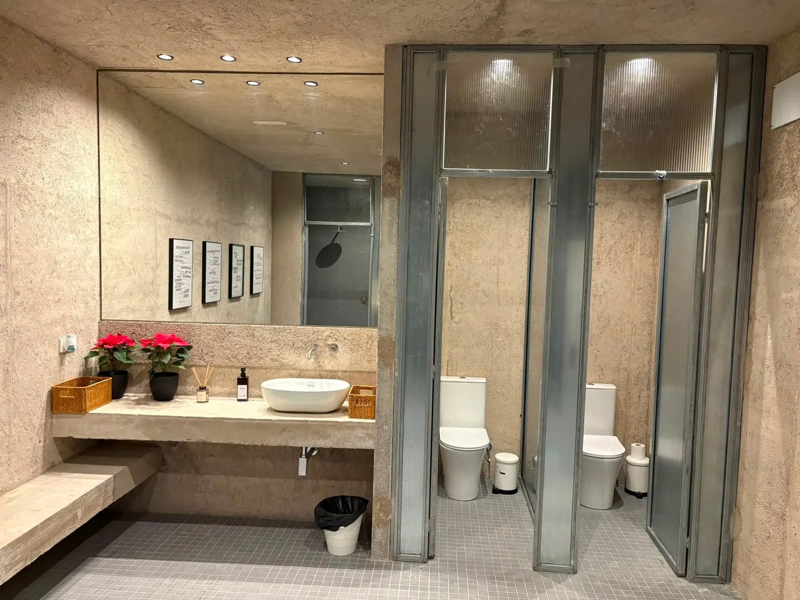 Zona de baños y vestuario de Premier Gym S'Escorxador